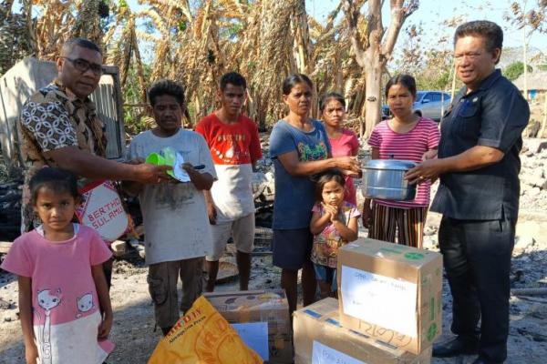  Kapolda NTT Bantu Bangun Kembali Rumah Warga Sulamu yang Terbakar