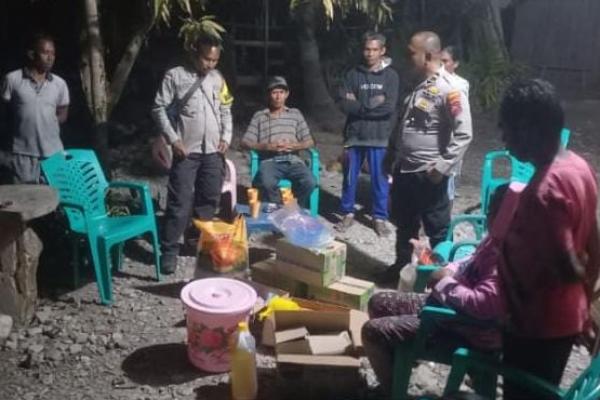 Kapolsek Sulamu dan Bhabinkamtibmas Desa Pariti Bantu Korban Kebakaran 