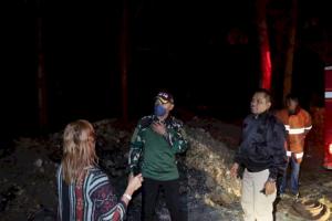 Polri-TNI di TTU Gotong Royong Padamkan Api di Hutan Desa Bijeli