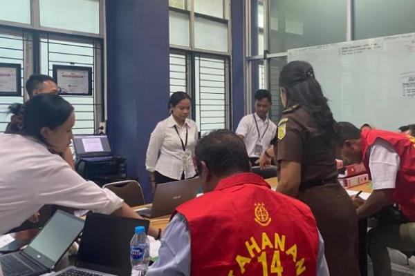  Lima tersangka kasus korupsi persemaian modern di Labuan Bajo, Kabupaten Manggarai Barat menjalani penahanan oleh Kejati NTT, Senin (18/9/2023).