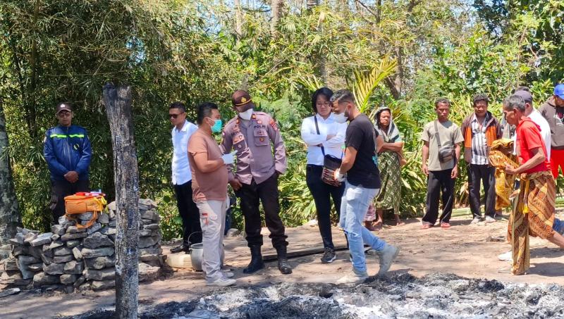   Tim identifikasi dari Polres TTS dipimpin Kasat Reskrim Polres TTS, Iptu Joel Ndolu dan Kapolsek Amanatun Selatan, Iptu I Dewa Gede Putra Wijayana saat turun ke lokasi kebakaran, Kamis (21/9/2023). 