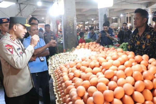  Kapolda NTT, Irjen Pol Johni Asadoma pun memantau langsung harga bahan pokok di Pasar Kasih Naikoten 1, Kota Kupang, Kamis (21/9/2023).