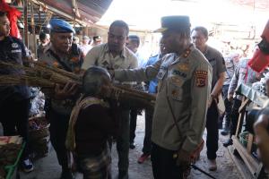 Senyum Bahagia Naomi Bois Ketiban Durian Runtuh, Jualan Diborong Kapolda NTT