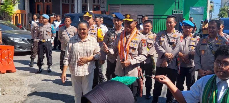 Kapolda NTT, Irjen Pol Johni Asadoma, berinteraksi dengan warga Perumnas, Kelurahan Nefonaek, Kecamatan Kota Lama, Kota Kupang, dalam acara Jumat Curhat yang digelar di halaman Kantor Karang Taruna Nefonaek, Jumat (22/9/2023).