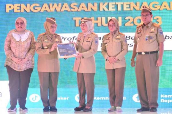 Menteri Ketenagakerjaan, Ida Fauziyah, meluncurkan buku “Panduan Pengawasan Ketenagakerjaan dalam Pencegahan dan Penanganan Diskriminasi, dan Pelecehan dan Kekerasan Seksual di Tempat Kerja” pada Rapat Koordinasi Pengawasan Ketenagakerjaan di Jakarta (25/9/2023).   
