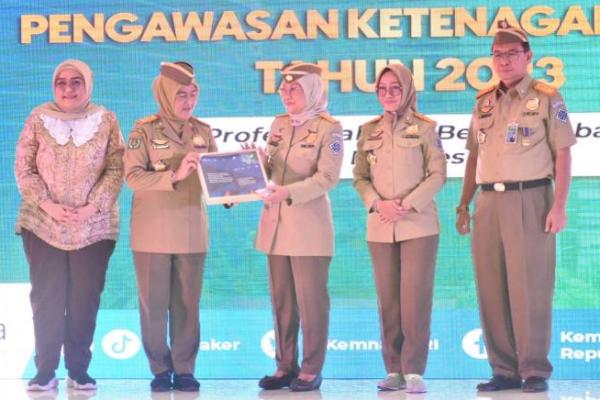 Sebagai langkah signifikan dalam mewujudkan tempat kerja yang saling menghormati, setara dan aman, Menteri Ketenagakerjaan, Ida Fauziyah, meluncurkan buku “Panduan Pengawasan Ketenagakerjaan dalam Pencegahan dan Penanganan Diskriminasi, dan Pelecehan dan Kekerasan Seksual di Tempat Kerja” pada Rapat Koordinasi Pengawasan Ketenagakerjaan di Jakarta (25/9/2023). 