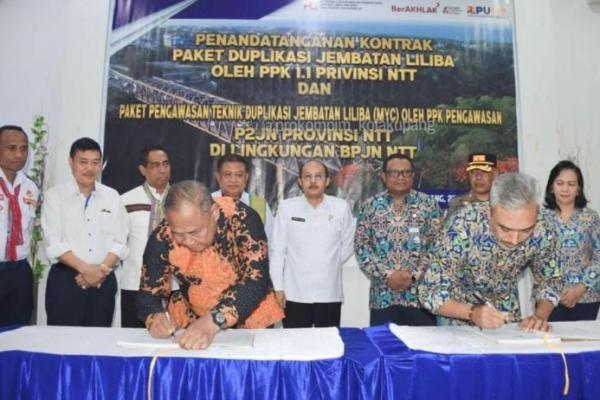 Penjabat Wali Kota Kupang, Fahrensy Funay bersama Sekda NTT, Cosmas Lana dan Kepala Balai Pelaksanaan Jalan Nasional Wilayah X NTT, Agustinus Junianto menyaksikan penandatanganan kontrak duplikasi Jembatan Liliba oleh PPK 1.1 Provinsi NTT dan paket pengawasan teknik duplikasi Jembatan Liliba oleh PPK Pengawasan di aula Kantor BPJN, Desa Tanah Merah, Kecamatan Kupang Tengah, Kabupaten Kupang, Rabu (27/9/2023). 