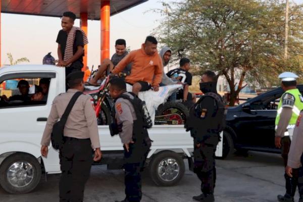 Tim Satgas Operasi Pekat Turangga 2023 Polres Kupang melakukan operasi di pintu masuk atau gerbang keluar dermaga feri dengan menyasar para penumpang kapal feri yang baru turun dari KMP Lakaan yang melayani rute pelayaran Kalabahi-Kupang dan KMP Inerie II dengan rute pelayaran dari Sumba-Aimere-Kupang, Kamis (28/9/2023). 