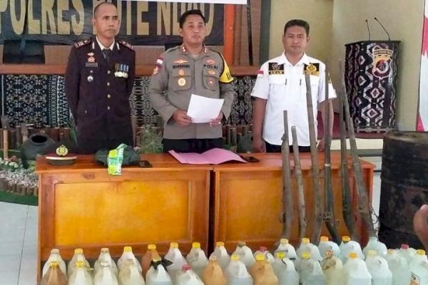  Gelar Operasi Pekat Turangga 2023, Polres Rote Ndao Amankan Ratusan Liter Miras dan Senpira