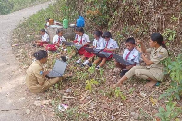 Gambar berupa foto guru dan sejumlah siswa di Kabupaten Ende, sedang mencari signal 4G untuk mengikuti asesmen nasional berbasis komputer (ANBK) beredar di media sosial dan viral.