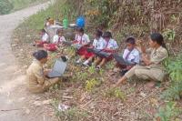 Siswa SD di Ende Ikut Ujian di Hutan karena Tak Ada Jaringan Internet