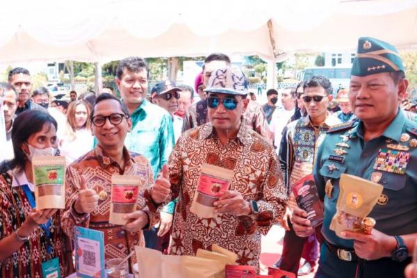 Menhub, Budi Karya Sumadi bersama Panglima TNI Laksamana TNI, Yudo Margono dan Penjabat Gubernur NTT Ayodhia Kalake memborong produk UMKM saat menhadiri puncak Hari MMN ke-59 tahun 2023 di Markas Komando Pangkalan TNI Angkatan Laut (Mako Lantamal) VII Kupang, Kamis (12/10/2023).