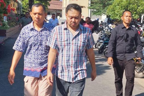 Penyidik Subdit III/Tipikor Ditreskrimsus Polda NTT menahan dua orang tersangka dalam kaitan dengan penanganan kasus tindak pidana korupsi pembangunan gedung Rumah Sakit Pratama (RSP) Boking, Kabupaten Timor Tengah Selatan (TTS).