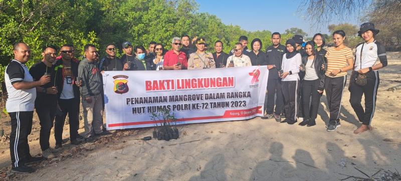 Humas Polda NTT-Wartawan `Hijaukan` Ekowisata Mangrove Oesapa Barat