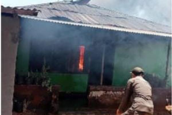 Dua unit rumah di Kampung Sabu, RT 11/RW 04, Kelurahan Soe, Kecamaran Kota Soe, Kabupaten Timor Tengah Selatan (TTS), terbakar pada Kamis (19/10/2023). Rumah yang terbakar merupakan rumah milik Wehelmina MD Touselak dan rumah Dedi Balelay.