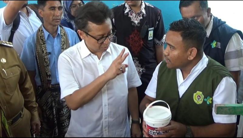  Menteri Kesehatan RI, Budi Gunadi Sadikin menyerahkan bibit nyamuk demam berdarah dengue (DBD) kepada salah seorang penyuluh kesehatan saat kunker ke Kota Kupang, Selasa (24/10/2023). 