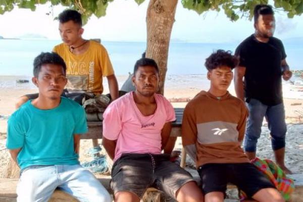 Tiga dari lima pelaku jaringan pencurian hewan Komodo yang berhasil dibekuk jajaran Polres Manggarai barat beberapa waktu lalu.