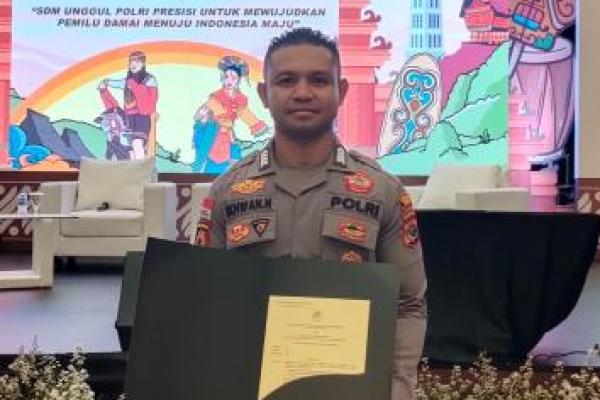 Bripka Nasrul menerima penghargaan PIN Emas Kapolri di Hotel Borobudur Jakarta Pusat, Selasa (7/11/2023).