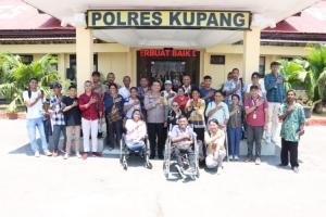  Puluhan Penyandang Difabel Sambangi Polres Kupang