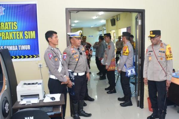 Kapolda NTT Cek Layanan SIM dan SKCK di Polres Sumba Timur