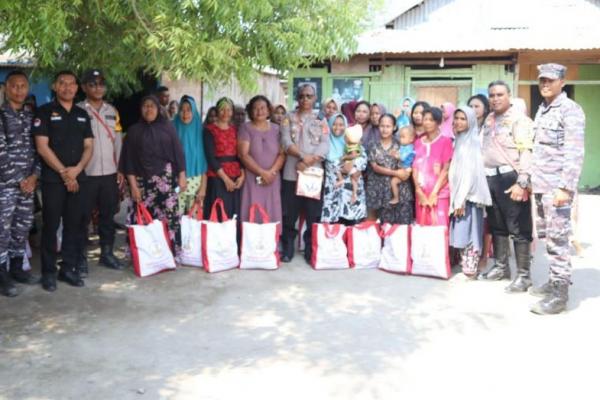 Sebanyak 120 paket bantuan Sembako bantuan Presiden RI disalurkan untuk masyarakat kurang mampu di Kabupaten Nagekeo, Nusa Tenggara Timur.
 