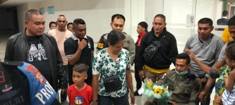 Bharaka Rani Yohanes Seran alias Riser, anggota Satuan Brimob Polda NTT yang juga korban penembakan KKB di Papua tiba di Kupang, Jumat (1/12/2023) malam sekitar pukul 19.45 wita.