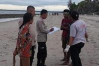 Anggota Polres Sumba Timur saat turun melakukan olah TKP di Pantai Wenggit di mana jenazah Yakobus Tobo Bunga ditemukan.