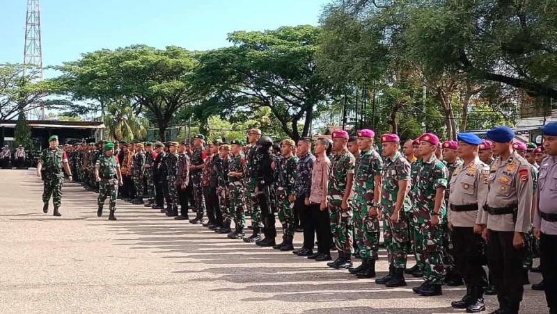 Kolonel Cpl Simon Petrus Kamlasi, Kasrem 161/Wira Sakti bertindak selaku inspektur upacarasaat memeriksa pasukan. 