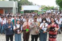 Kapolda NTT Bagi-bagi Handphone untuk Siswa SMA di Kota Kupang yang Berbahasa Inggris