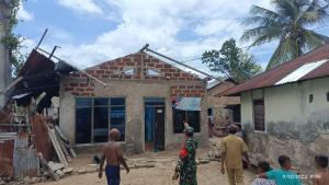 Atap Rumah warga tablolong Diterbangkan Puting Beliung
