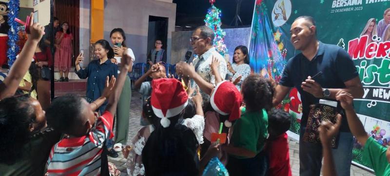 Rayakan Natal dengan ratusan anak lingkungan Kelurahan Oeba, oleh mantan Kapolda NTT Irjen Pol Johni Asadoma beri pesan agar anak rajin belajar