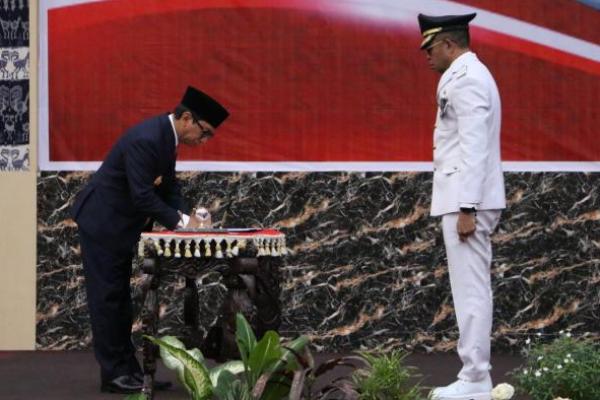 Penjabat Gubernur NTT, Ayodhia G.L. Kalake, SH., MDC atas nama Presiden RI, Joko Widodo melantik Raimundus Raymond Nggajo, ST, MSi, sebagai Penjabat Bupati Nagekeo, Sabtu (23/12/2023).