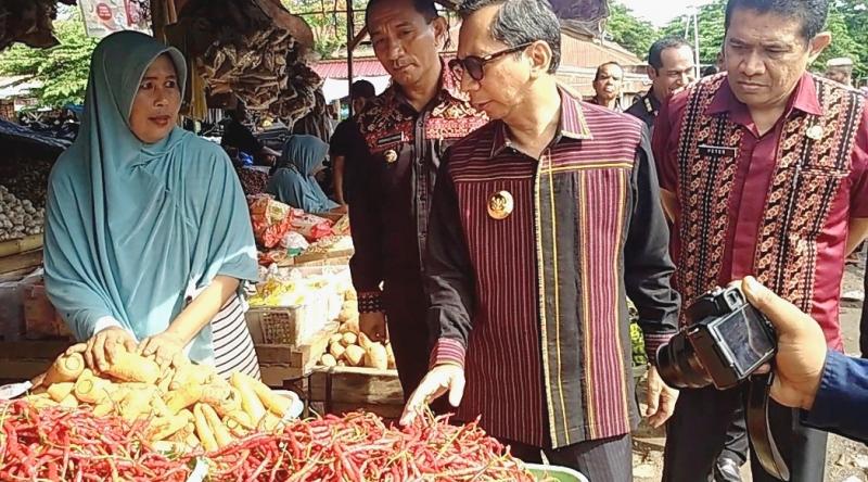Kunjungan kerja Penjabat Gubernur NTT, Ayodhia GL Kalake, SH, MDC, ke Kabupaten Sikka dimanfaatkan dengan memantau harga sembilan bahan kebutuhan pokok (sembako) ke Pasar Alok di Kota Maumere.