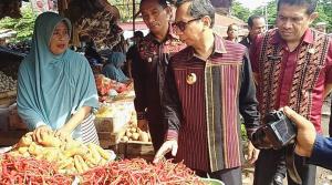 Kunker ke Sikka, Pj Gubernur NTT Pantau Harga Sembako di Pasar Alok