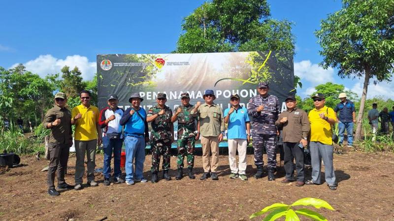 Menteri Lingkungan Hidup dan Kehutanan, Siti Nurbaya memimpin penanaman serentak ribuan anakan pohon, Sabtu (30/12/2023).