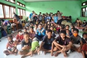 Anak-anak Pengungsi Korban Erupsi Gunung Lewotobi Dapat Trauma Healing dari Polwan