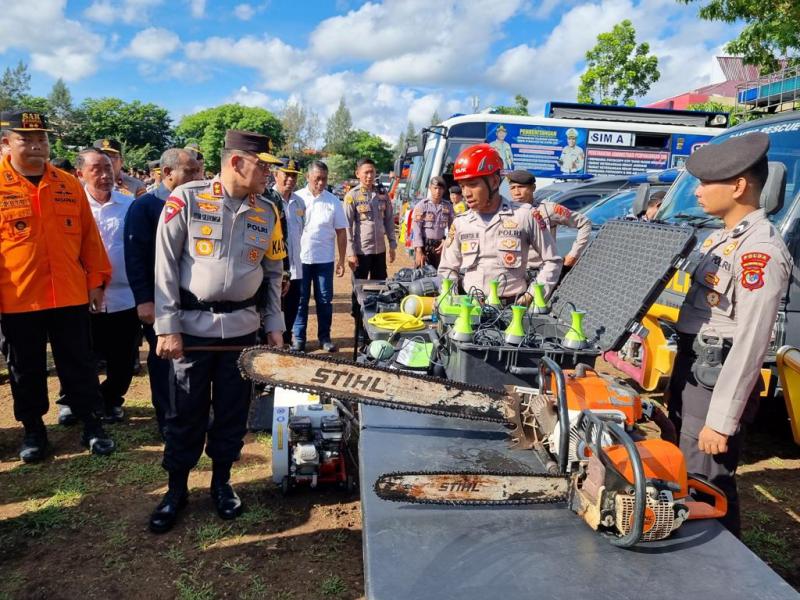 Polda NTT Terjunkan 102 Personil ke Flotim Bantu Korban Erupsi Gunung Lewotobi