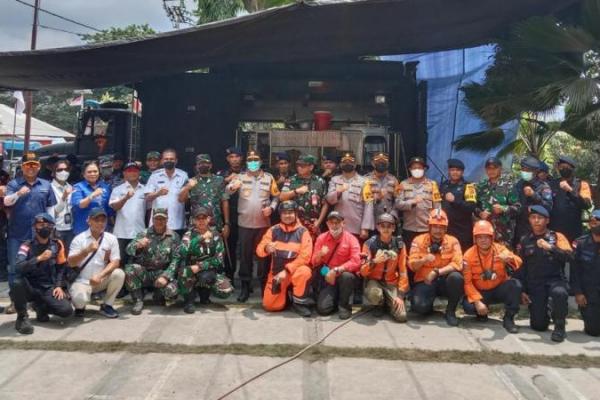 Polri, TNI dan Pemkab Flotim berkolaborasi dan bahu membahu menangani persoalan masyarakat yang mengungsi akibat erupsi Gunung Lewotobi di Kabupaten Flores Timur.