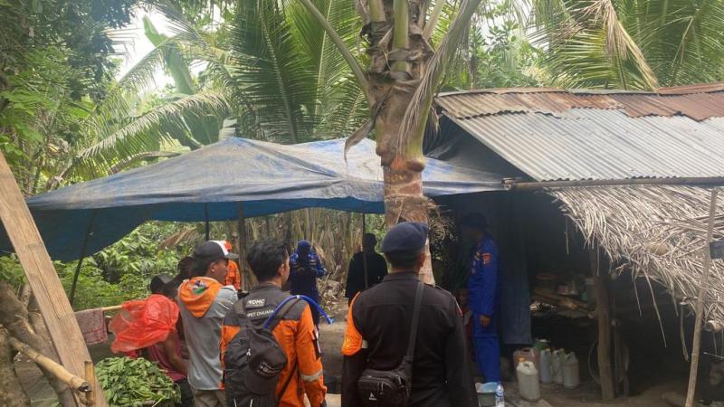 Sejumlah warga di sekitar gunung Lewotobi laki-laki di Kabupaten Flores Timur, rupanya masih bertahan di kaki gunung Lewotobi laki-laki yang mengalami erupsi. Puluhan warga ini terjebak di kaki gunung pasca erupsi dan belum mengungsi seperti warga lainnya.]
