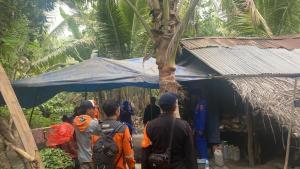 Polisi dan Basarnas Evakuasi Warga yang Terjebak di kaki Gunung Lewotobi