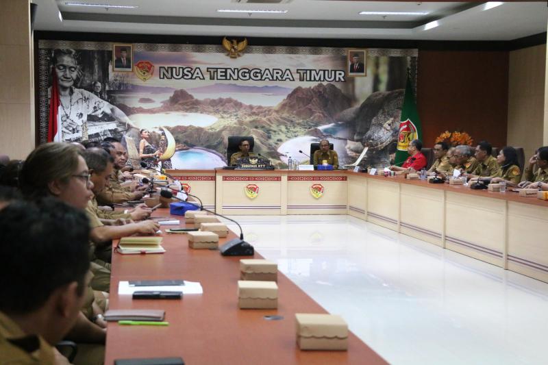 Penjabat Gubernur NTT, Ayodhia G.L. Kalake, SH., MDC secara resmi membuka Acara Pemetaan Jabatan Pimpinan Tinggi Pratama Lingkup Pemerintah Provinsi NTT bertempat di Ruang Rapat Gubernur NTT, Selasa (9/1/2024). 