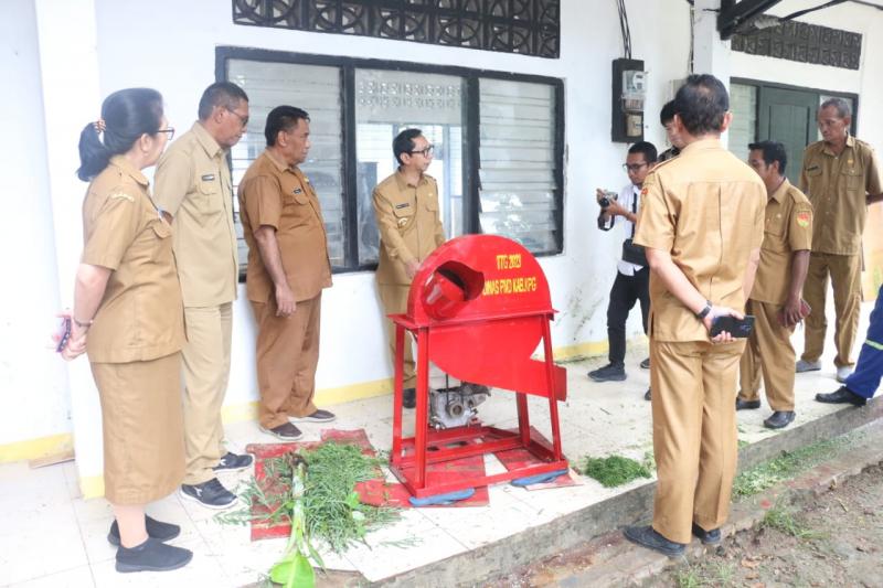 Penjabat Gubernur NTT Ayodhia G. L. Kalake, SH, MDC, pada Selasa 9 Januari 2024 berkesempatan melakukan inspeksi mendadak ke Balai Teknologi Tepat Guna (BTTG) di Desa Noelbaki, Kabupaten Kupang.