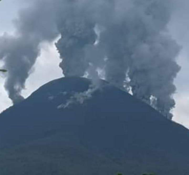 Gunung Lewotobi Laki-Laki di Kabupaten Flores Timur, Nusa Tenggara Timur (NTT) memiliki empat lubang baru yang juga ikut mengeluarkan abu vulkanik.