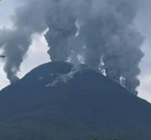 Waspada! Empat Lubang di Gunung Lewotobi Keluarkan Abu Vulkanik