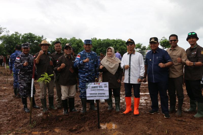 Penjabat Gubernur NTT Ayodhia Kalake berksempatan melakukan dialog bersama Wapres RI, Prof. Dr. KH Maruf Amin via video conference saat mengikuti Penanaman Pohon Serentak Seluruh Indonesia, Minggu (14/01/2024).