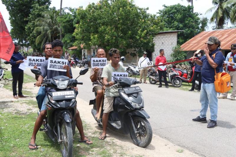 Polres Rote Ndao melakukan reka ulang/rekonstruksi perkara tindak pidana pembunuhan yang dilakukan tersangka Selimber Paulus Ndu Ufi terhadap korban Salomi Margarita Ndu Ufi.