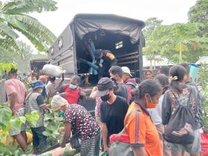  Tim SAR Brimob Polda NTT di Flotim Evakuasi Warga Desa Riang Rita