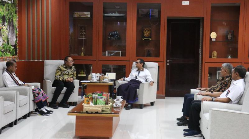  Penjabat Gubernur NTT, Ayodhia GL Kalake terlibat diskusi bersama dan Ketua Aspabi, Ir.Dwi Puryanto dan Direktur Kelembagaan Kementerian PUPR, Ir. Nikodemus Daud, MSi, di ruang kerja Gubernur NTT Jumat, (19/1/2024).