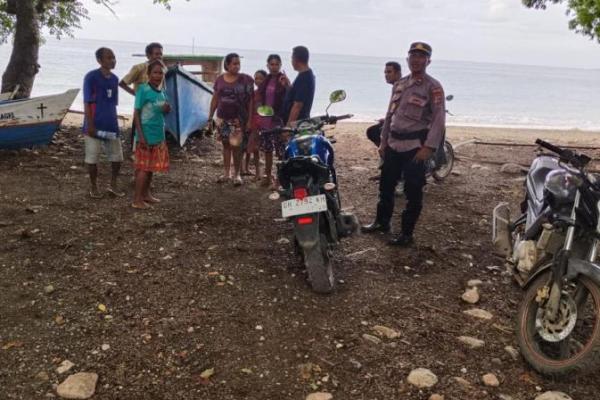Dua orang nelayan asal Adonara, Kabupaten Flores Timur, NTT ditemukan terdampar di pantai Desa Kolabe, Kecamatan Amfoang Utara, Kabupaten Kupang pada Minggu (21/1/2024) petang.