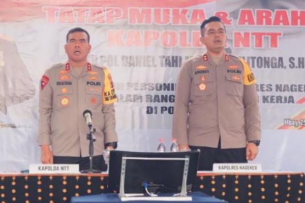 Kapolda NTT, Irjen Pol Daniel Tahi Monang Silitonga melanjutkan kunjungan kerja ke Polres Nagekeo. Saat bertemu anggota di Polres Nagekeo, Kamis (25/1/2024), Kapolda NTT Irjen Pol Daniel Tahi Monang Silitonga yang didampingi Kapolres Nagekeo, AKBP Andrey Valentino memberikan arahan inspiratif.